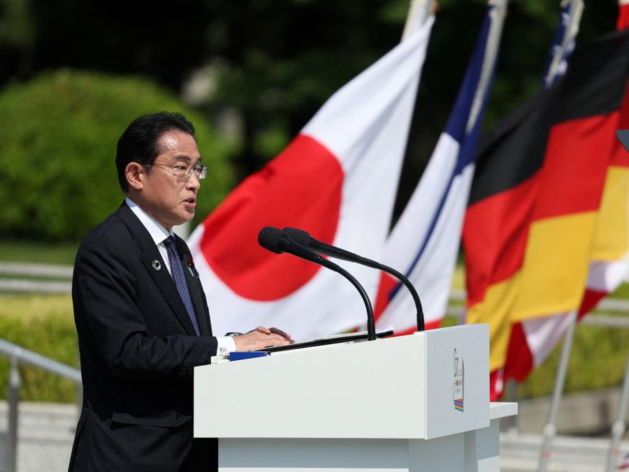 Il primo ministro  Fumio Kishida parla davanti al memoriale delle vittime della bomba atomica. (Reuters)