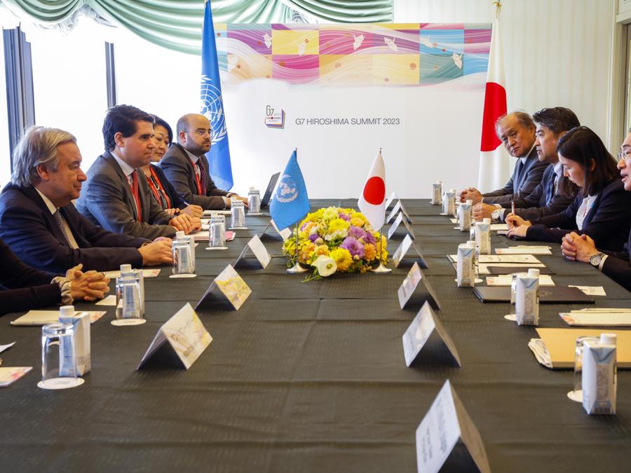 Il segretario generale Antonio Guterres con il primo ministro giapponese Fumio Kishida durante un incontro bilaterale. (Epa)