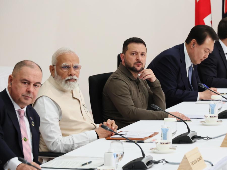  Volodymyr Zelensky (C), con il primo ministro indiano Narendra Modi , il primo ministro delle  Cook Islands Mark Brown (L),  il presidente francese Emmanuel Macron e il presidente della  Corea del Sud  Yoon Suk-yeol. (Epa)