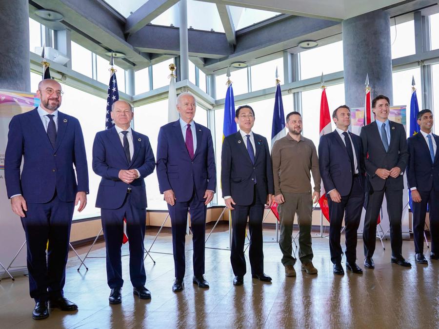 Joe Biden e altri leader del G7 in posa  a Hiroshima. (Afp)