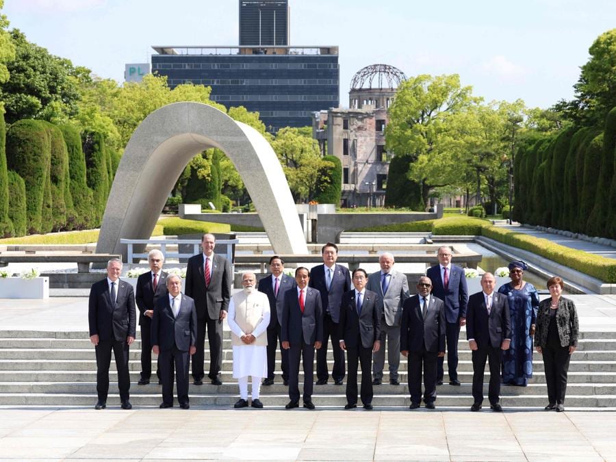  In posa al memoriale da sinistra a destra,  il segretario generale Mathias Cormann dell’Organization for Economic Co-operation and Development (OECD) , il segretario generaele delle Nazioni Unite  Antonio Guterres, il primo ministro indiano Narendra Modi, il presidente indonesiano Joko Widodo, il premier giapponese Fumio Kishida, il presidente delle Comore Azali Assoumani, il primo ministro delle Cook Islands  Mark Brown, la managing director dell’FMI Kristalina Georgieva, il direttore esecutivo della IEA Fatih Birol, il presidente della World Bank  David Malpass, il primo ministro vietnamita Pham Minh Chinh, il presidente della Corea del Sud Yoon Suk Yeol, il presidente brasiliano Luiz Inacio Lula da Silva, il primo ministro australiano Anthony Albanese e il direttore generale del WTO Ngozi Okonjo-Iweala. (Afp)
