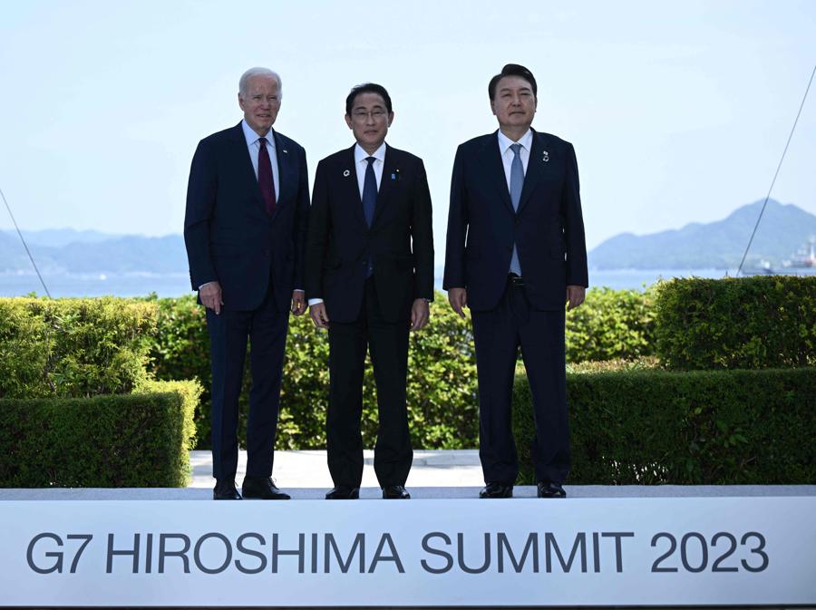 Il presidente Usa Joe Biden con il primo ministro giapponese Fumio Kishida, e il presidente della Corea del Sud Yoon Suk Yeol duranto il loro incontro trilaterale. (Afp)
