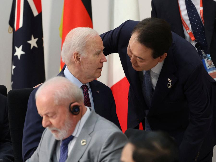 Joe Biden e il presidente della Corea del Sud Yoon Suk Yeol. (Afp)