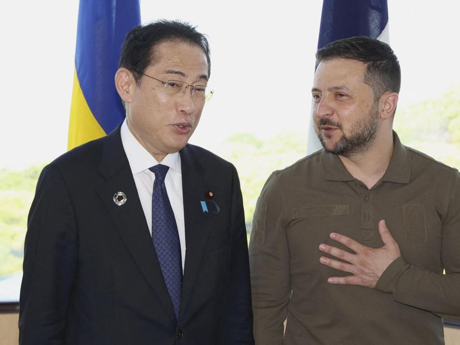 Volodymyr Zelensky con il primo ministro giapponese Fumio Kishida. (Afp)