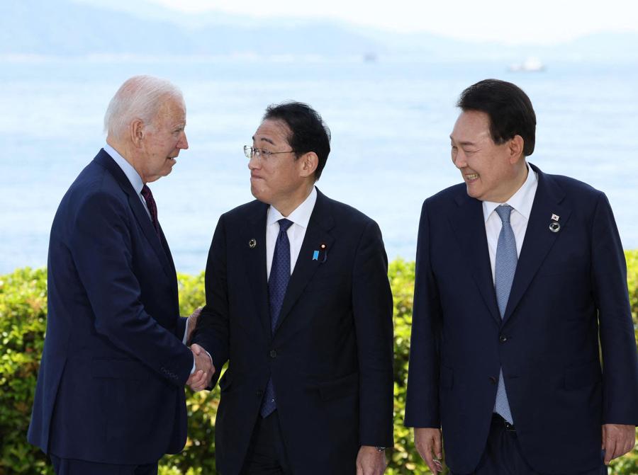 Il presidente Usa Joe Biden con il primo ministro giapponese Fumio Kishida, e il presidente della Corea del Sud Yoon Suk Yeol duranto il loro incontro trilaterale. (Afp)