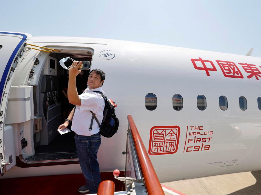 Un passeggero scatta una foto mentre si imbarca sul primo aereo passeggeri cinese C919 prima del suo primo volo commerciale da Shanghai a Pechino, all’aeroporto di Shanghai.(AFP)