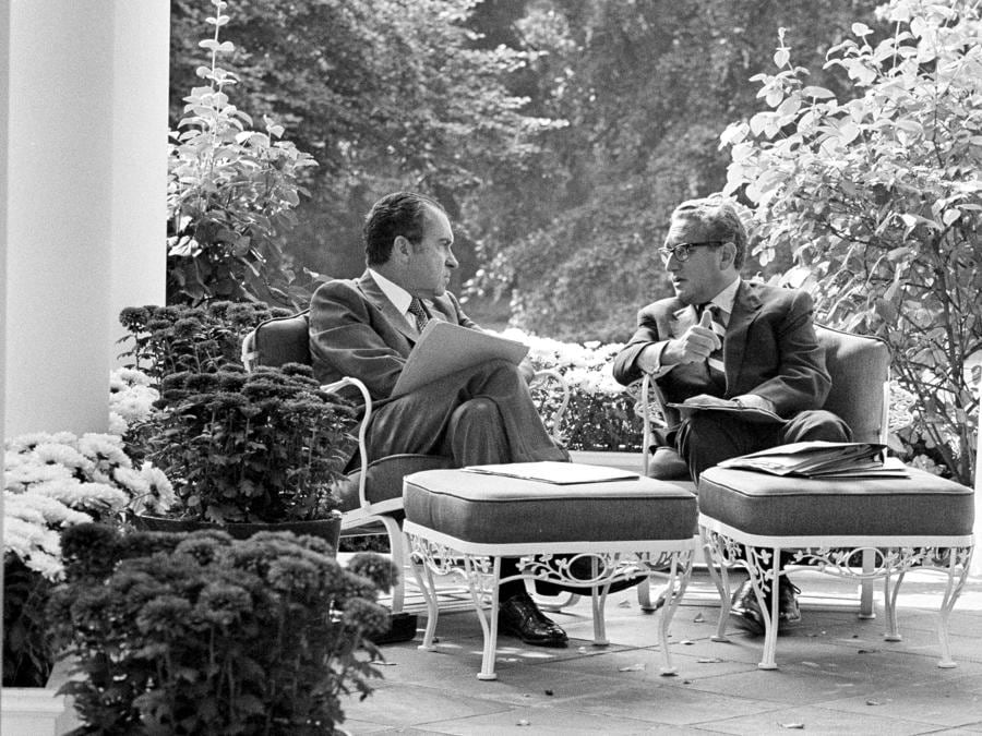 Il presidente Richard Nixon ascolta il suo consigliere per la sicurezza nazionale, Henry Kissinger, sul portico sud della Casa Bianca, 16 settembre 1972.  (Foto AP)