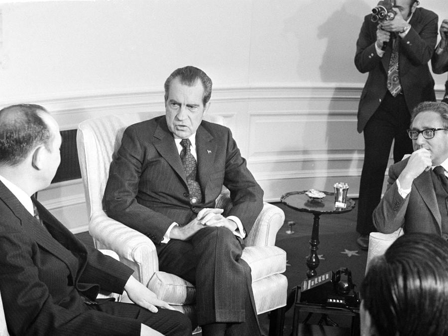 Il presidente Richard Nixon incontra alla Casa Bianca l’inviato sudvietnamita Nguyen Thu Duc, a sinistra, e Henry Kissinger il 30 novembre 1972  (Foto AP)