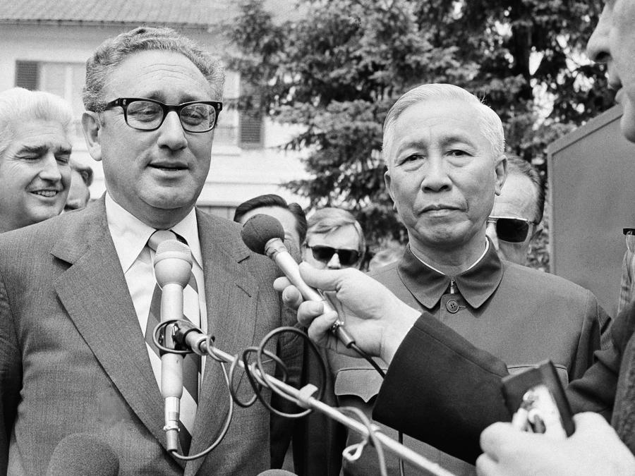 In questa foto d’archivio di mercoledì 13 giugno 1973, il consigliere per la sicurezza nazionale del presidente Nixon Henry A. Kissinger, a sinistra, e Le Duc Tho, membro del Politburo di Hanoi, fuori da una casa di Gif Sur Yvette a Parigi dopo una sessione di negoziati.  (Foto AP/Michel Lipchitz, file)