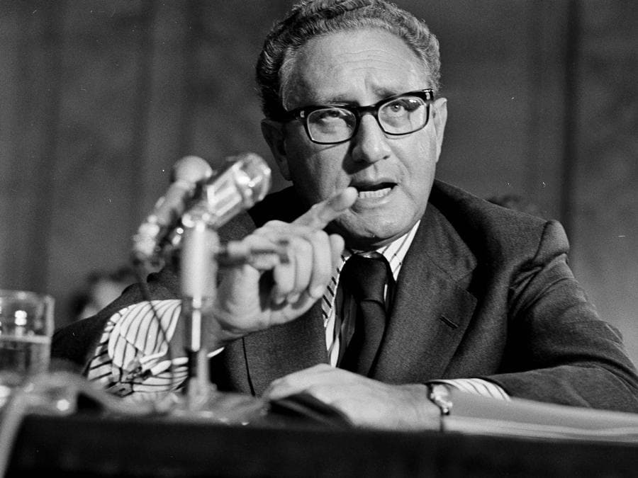 Il Segretario di Stato Henry Kissinger parla alle Nazioni Unite il 25 settembre 1973 (AP Photo/Marty Lederhandler)