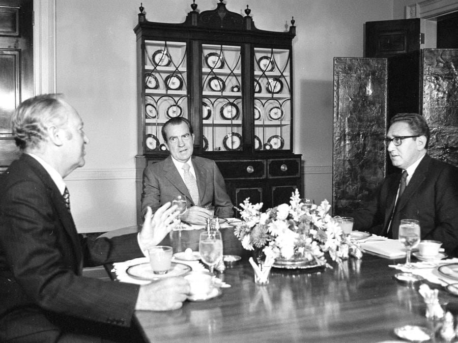 Henry Kissinger, a destra, riferisce al presidente Richard Nixon sui suoi quattro giorni di colloqui a Parigi con i negoziatori del Vietnam del Nord a colazione nella sala da pranzo della Casa Bianca, 13 ottobre 1972. (Foto AP/Giovanni Duricka)