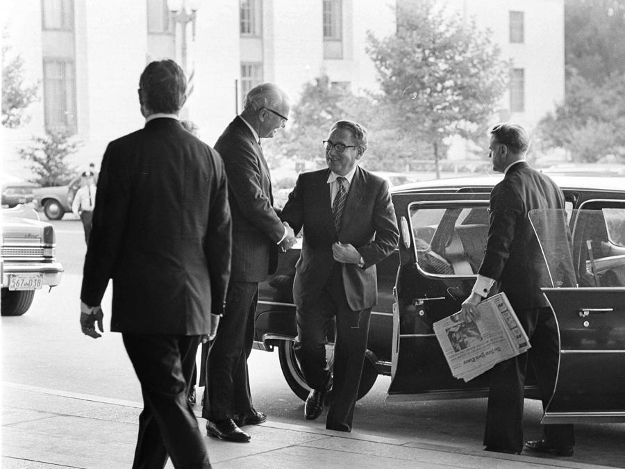 Il 27 settembre 1973, Kissinger è accolto per la prima volta nel Dipartimento di Stato come Segretario di Stato. (Foto AP/Jim Palmer)