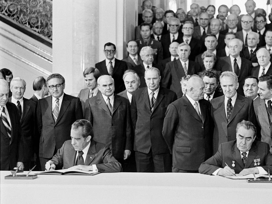 Il presidente Richard Nixon e il leader sovietico Leonid Brezhnev firmano un accordo a Mosca per limitare i test nucleari sotterranei, il 3 luglio 1974. Il segretario di Stato americano Henry Kissinger sta dietro al presidente Nixon.  (Foto AP)