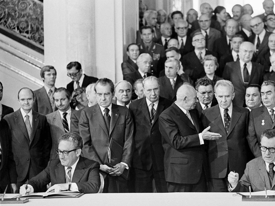 Il segretario di Stato americano Henry Kissinger e il ministro degli Esteri sovietico Andrei Gromyko firmano accordi a Mosca, il 3 luglio 1974. Dietro Kissinger c’è il presidente Richard Nixon. Dietro Gromyko ci sono il presidente sovietico Nikolai Podgorny, il premier Alexei Kosygin e il leader sovietico Leonid Brezhnev. (Foto AP)