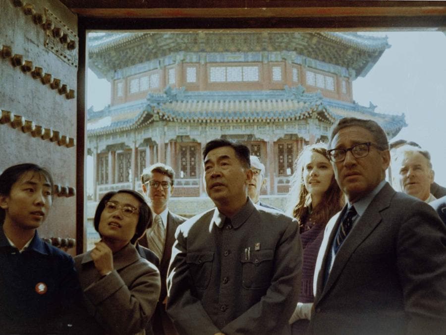 Kissinger incontra una delegazione di alto livello a Pechino, per preparare la visita del presidente Usa Nixon nel Paese (AP Photo)