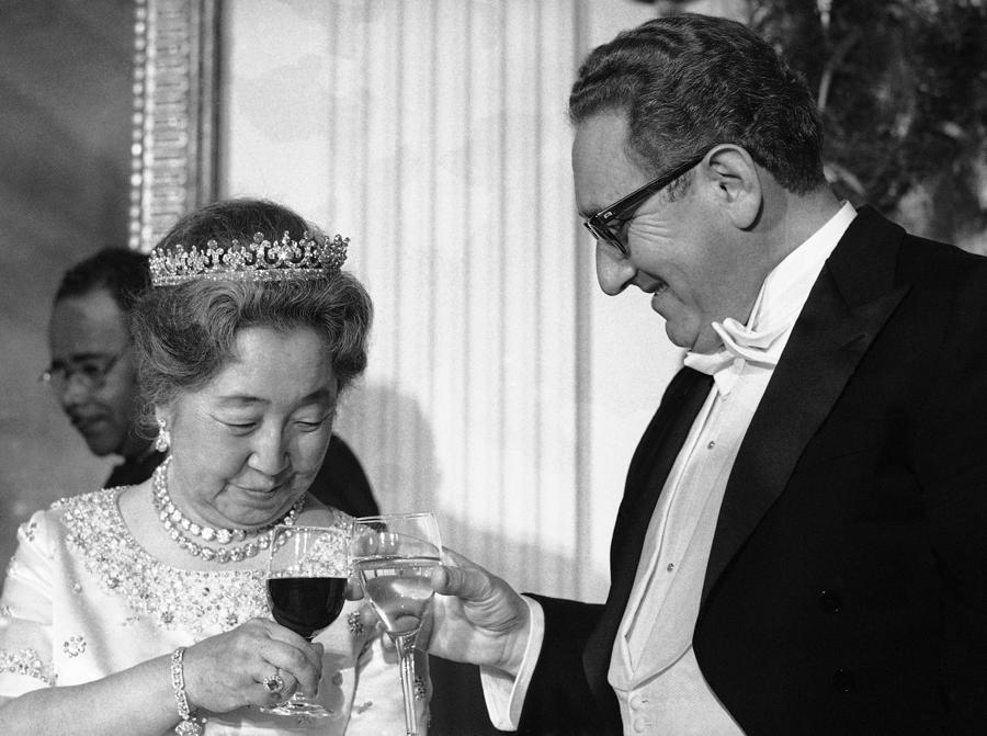 Il segretario di Stato Henry  Kissinger brinda con l’imperatrice giapponese Nagako dopo una cena di stato alla Casa Bianca, giovedì 2 ottobre 1975. (Foto AP)