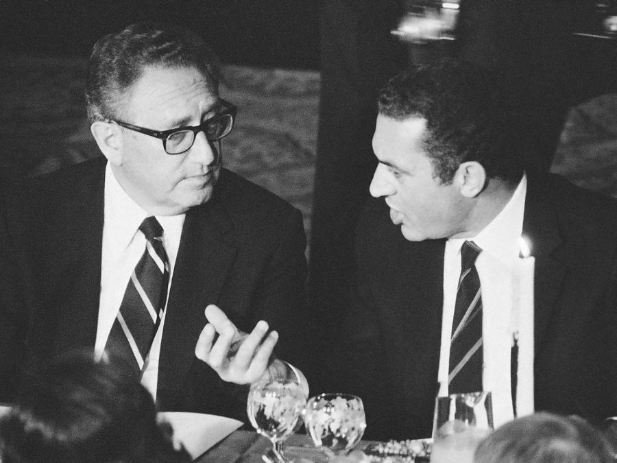 Hosni Mubarak parla con Henry Kissinger durante una cena a  New York City, il  28 gennaio 1983. (AP Photo/Elias)