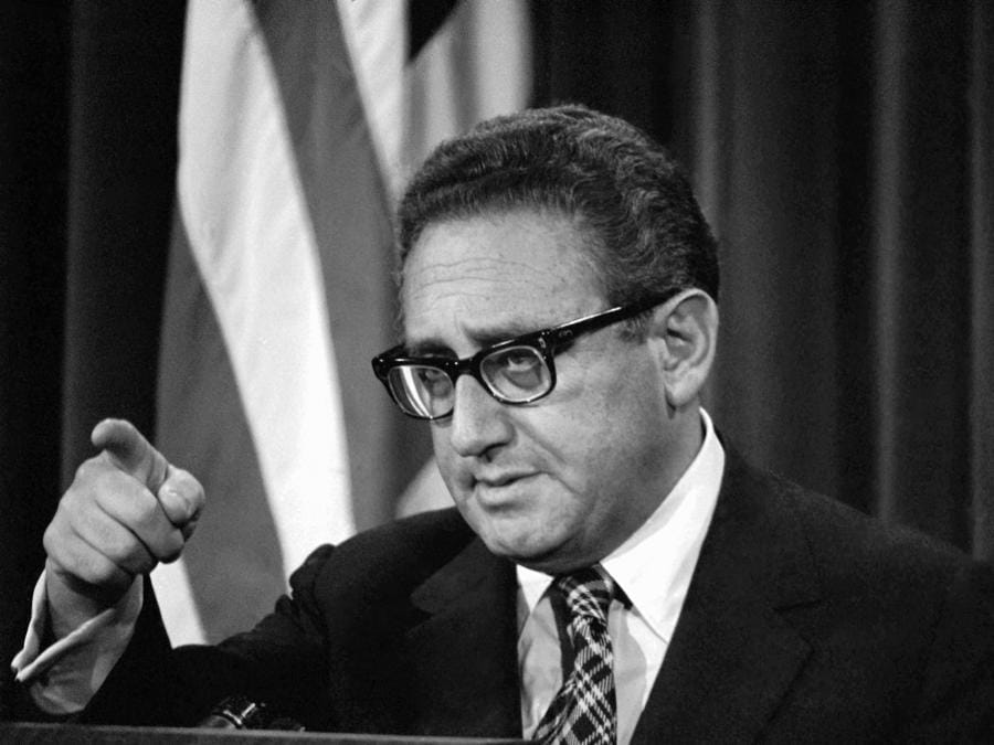 Il Segretario di Stato Henry Kissinger informa i giornalisti a Washington dopo  evacuazione finale degli americani dal Vietnam,  martedì 23 aprile 1975. (Foto AP)