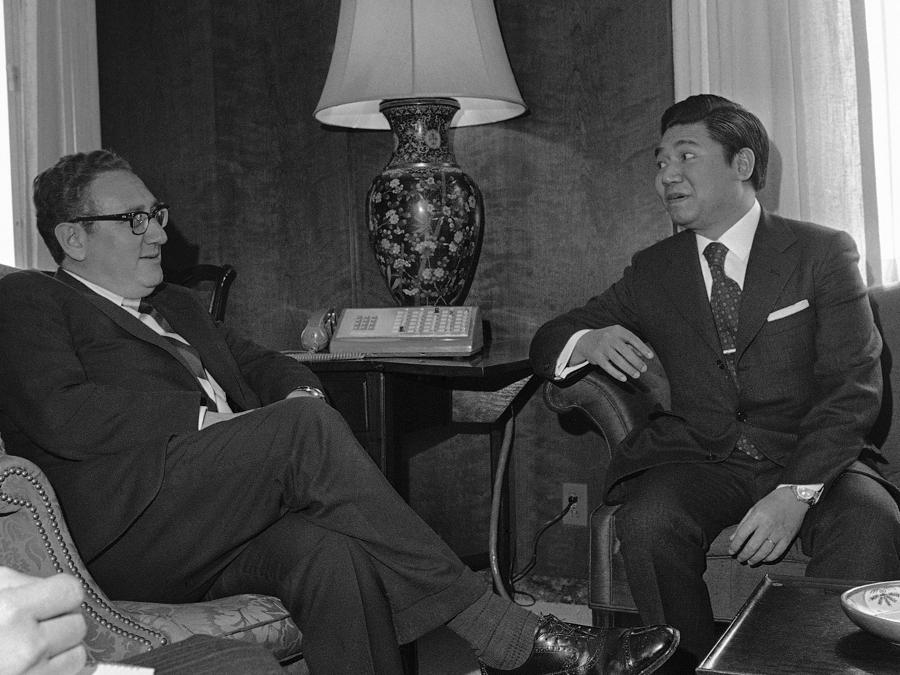 Il Segretario di Stato Henry  Kissinger viene informato venerdì 7 dicembre 1973 nel suo ufficio sul crescente livello di combattimenti in Vietnam  dal Ministro degli Esteri del Vietnam del Sud Vuong Van Bac. (Foto AP)
