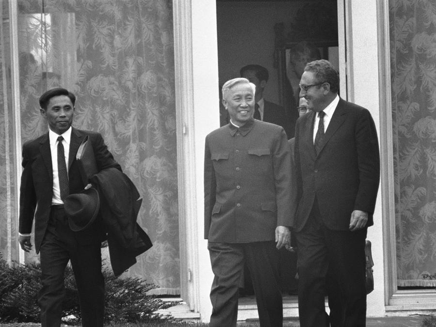 Henry Kissinger, a destra, consigliere speciale del presidente Nixon, e Le Duc Tho, massimo negoziatore di Hanoi, lasciano la casa di Saint-Nom-la-Breteche vicino a Parigi il 17 maggio 1973, dove si svolse la prima sessione dei loro colloqui sull’accordo di pace del Vietnam. (Foto AP)