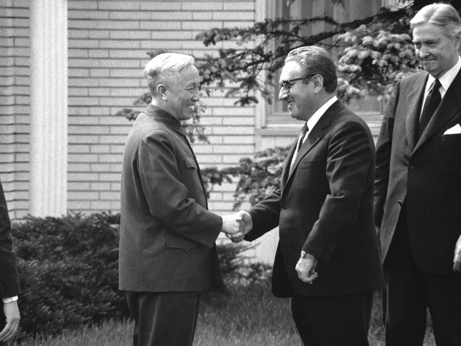 Il consigliere presidenziale Henry Kissinger saluta  Le Doc Tho nel sobborgo parigino di St. Nom La Breteche il 23 maggio 1973, dove si sono incontrati per la sesta volta sull’accordo di pace del Vietnam (AP Photo Michel Lipchitz)