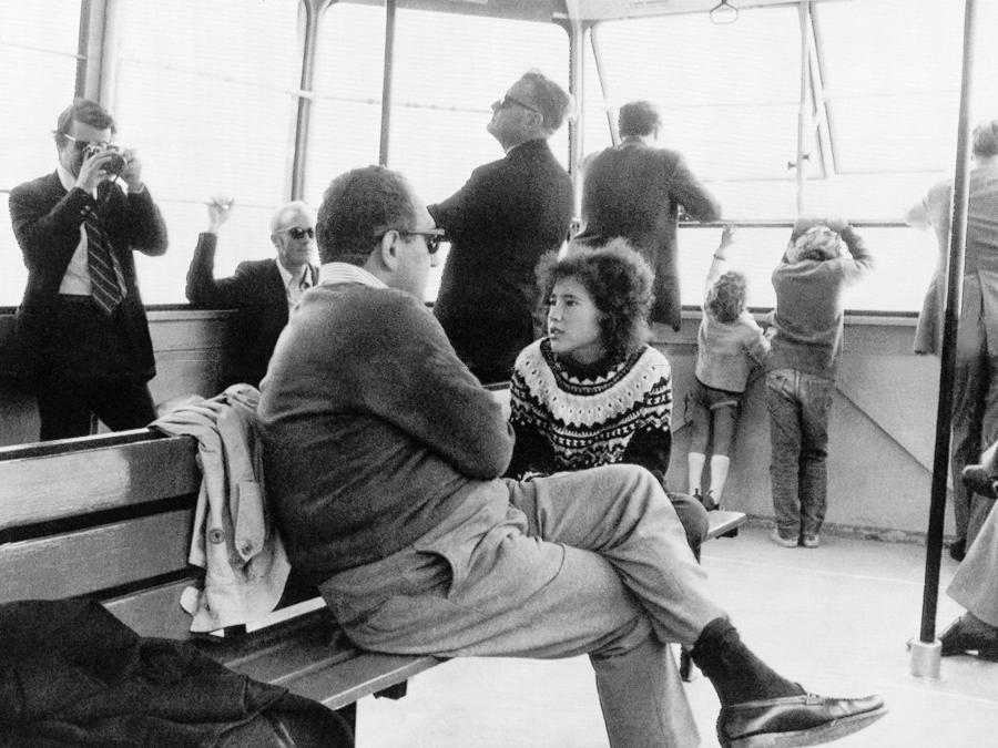 Henry Kissinger a Laax, in Svizzera, il 15 agosto del 1972 siede con sua figlia 13enne Elizabeth  (AP Photo)