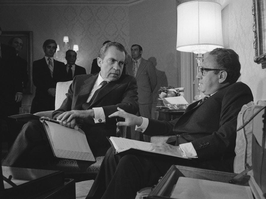 Il 25 novembre 1972 il presidente Nixon conferisce con Henry Kissinger a New York dopo che il consigliere presidenziale è tornato da una settimana di negoziati segreti a Parigi con il vietnamita  Le Duc Tho (Foto AP)
