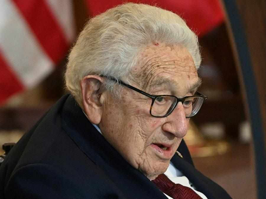 L’ex Segretario di Stato americano Henry Kissinger partecipa a un pranzo presso il Dipartimento di Stato americano a Washington, DC, il 1° dicembre 2022. (Foto di ROBERTO SCHMIDT / AFP)