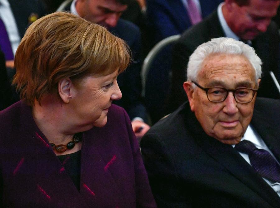 La cancelliera tedesca Angela Merkel  siede accanto all’ex segretario di Stato americano Henry Kissinger prima di ricevere il “premio Henry A. Kissinger” all’Accademia americana di Berlino il 21 gennaio 2020 (Foto di John MACDOUGALL / AFP)