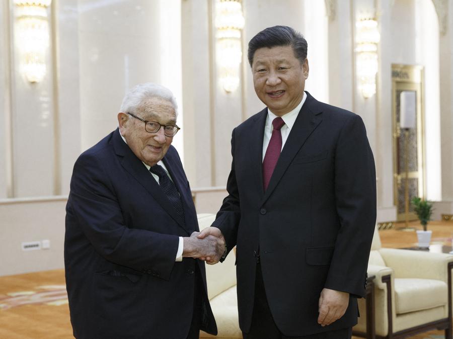 Il presidente cinese Xi Jinping  incontra l’ex segretario di stato americano Henry Kissinger nella Grande Sala del Popolo di Pechino l’8 novembre 2018. (Foto di THOMAS PETER / POOL / AFP)