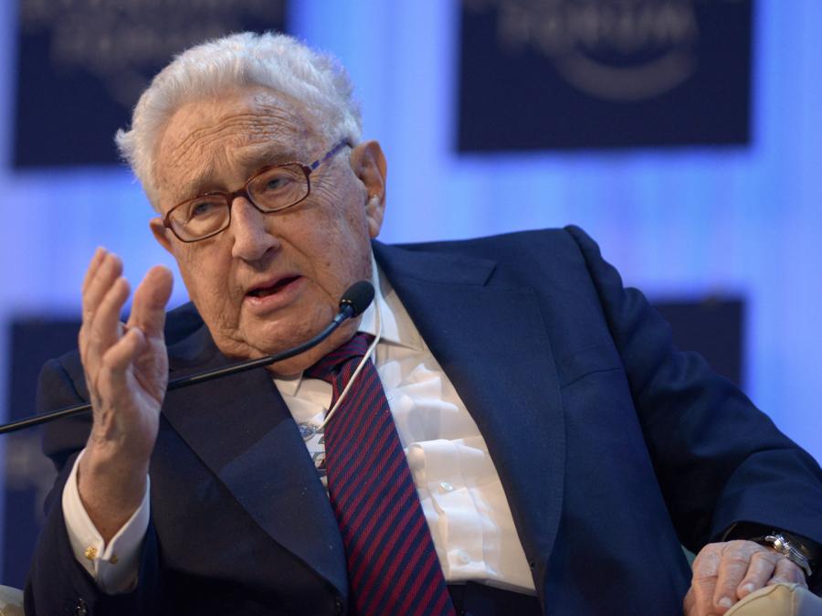 L’ex segretario di stato americano Henry Kissinger partecipa a una sessione del World Economic Forum Annual Meeting  il 24 gennaio 2013 presso la località svizzera di Davos.  AFP PHOTO / JOHANNES EISELE 