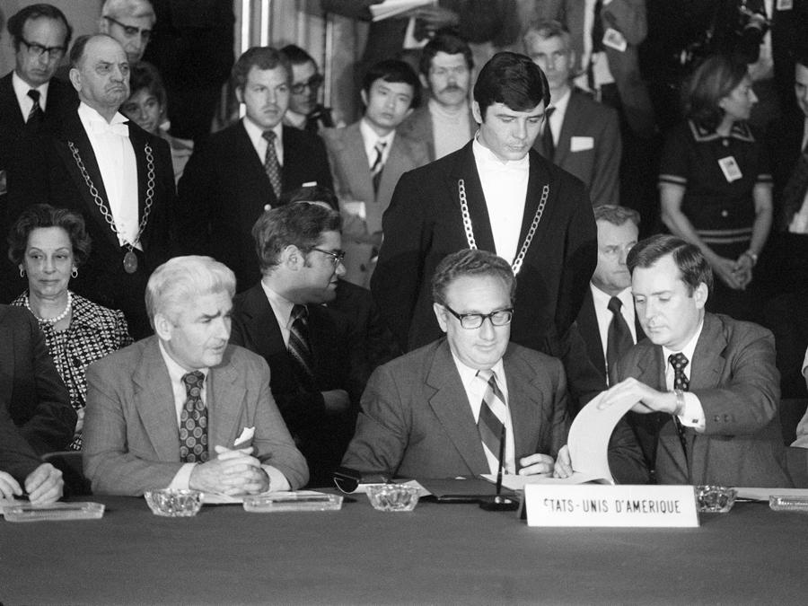 Henri Kissinger, consigliere del presidente degli Stati Uniti Nixon per gli affari di sicurezza nazionale, firma il 27 gennaio 1973 a Parigi un accordo di cessate il fuoco che pone fine alla guerra del Vietnam. Le trattative, avviate nel 1968, avevano subito vari e lunghi rinvii e sfociarono nell’accordo firmato dai capi delle delegazioni ufficiali il 27 gennaio 1973 all’Hotel Majestic di Parigi. La guerra terminò il 31 aprile 1975 quando Saigon si arrese quasi senza combattere alle forze comuniste vietcong, ponendo fine al coinvolgimento quindicennale degli Stati Uniti in Vietnam. (Foto /AFP)