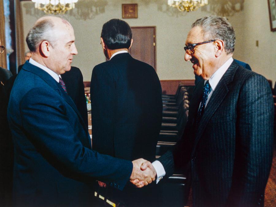 L’ex Segretario di Stato americano Henry Kissinger stringe la mano al Segretario Generale del Partito Comunista dell’Unione Sovietica, Mikhail Gorbaciov il 4 febbraio 1987 a Mosca. (Foto di TASS/AFP)