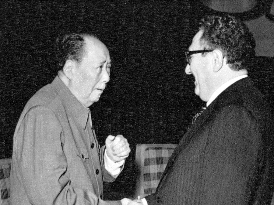 Il presidente cinese Mao Tse-Tung dà il benvenuto a Henry Kissinger, Segretario di Stato degli Stati Uniti, nella sua casa-bungalow nella Città Proibita di Pechino, il 21 ottobre 1975. (AP Photo)