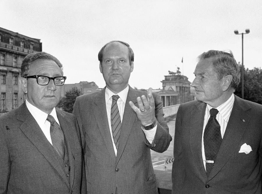 Incontro dei membri della “Chase Manhattan Bank” a Berlino Ovest il 15 giugno 1980, vicino alla Porta di Brandeburgo: da sinistra a destra sono Henry Kissinger,  Dietrich Stobbe e David Rockefeller (Foto AP/Elke-Bruhn-Hoffmann)