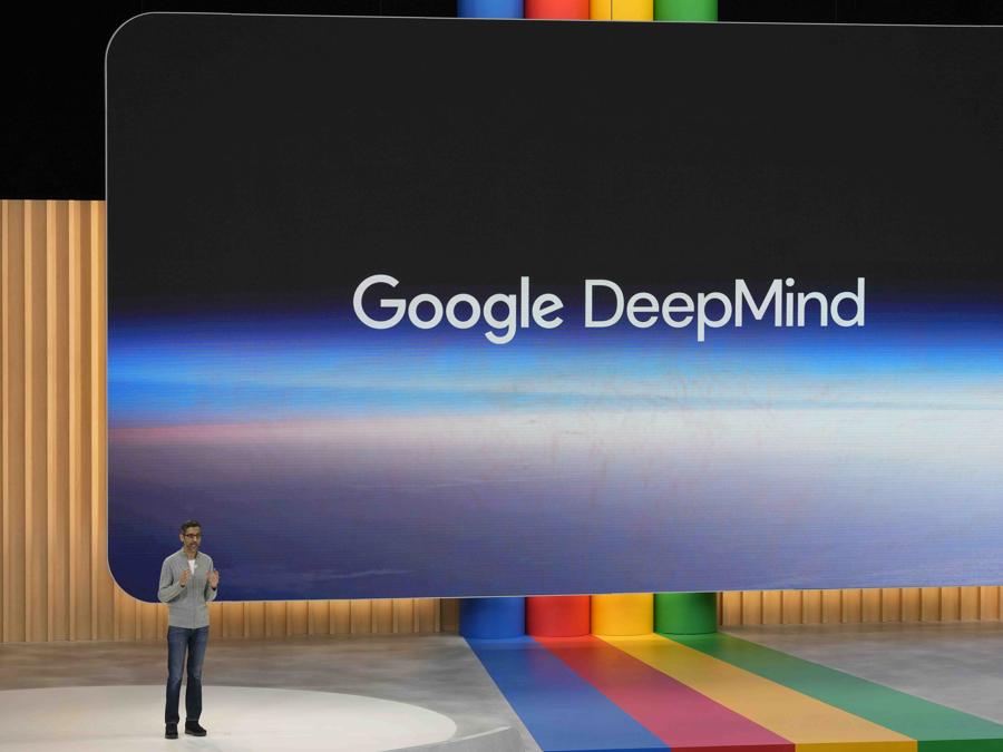 Sundar Pichai,ceo di Alphabet, parla di Google  DeepMind- (AP)