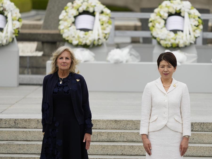 La First Lady statunitense Jill Biden e la  First Lady nipponica Yuko Kishida (Epa/Franck Robichon)