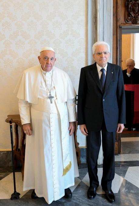 Papa Francesco incontra il Presidente della Repubblica, Sergio Mattarella in Vaticano (Vatican Media/ via Reuters) 