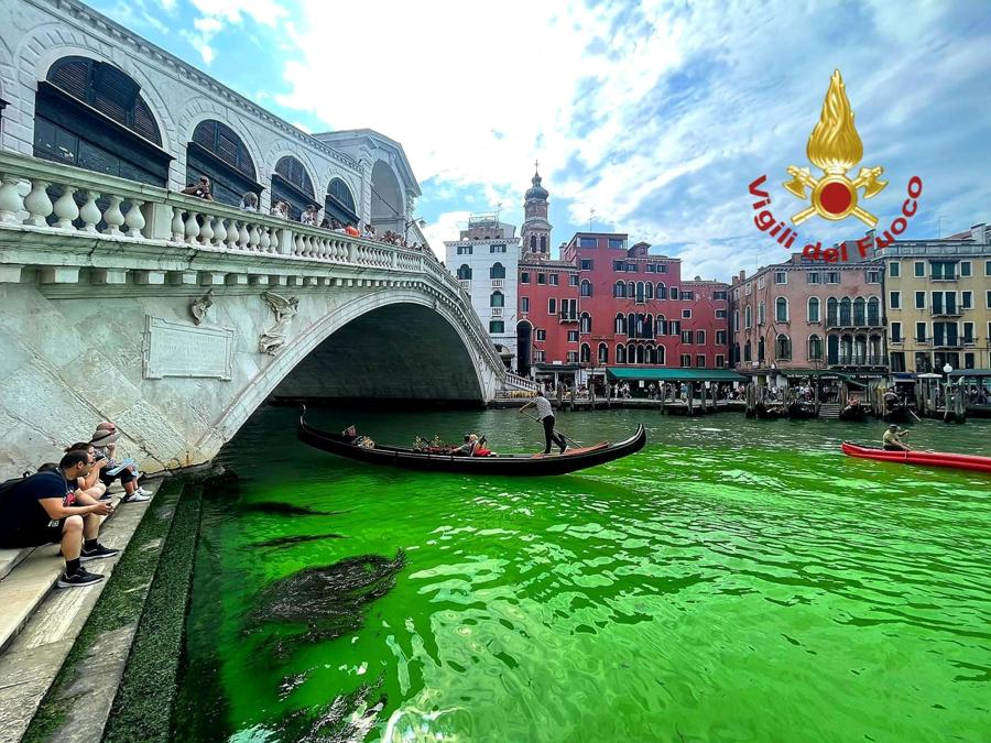 Una chiazza di liquido verde fosforescente è apparsa stamani sul Canal Grande all'altezza del Ponte di Rialto, Venezia, 28 maggio 2023. (ANSA/Vigili del fuoco) 