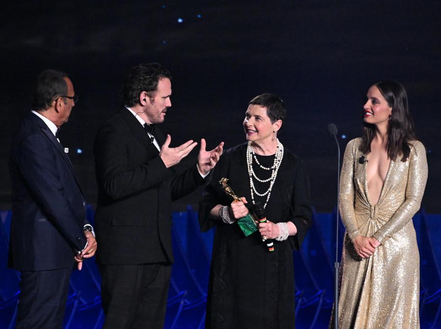 Isabella Rossellini riceve il David Speciale nel corso della cerimonia di conferimento del premio presso gli studi Rai di via Macherio a Roma, 10 maggio 2023. ANSA/CLAUDIO PERI