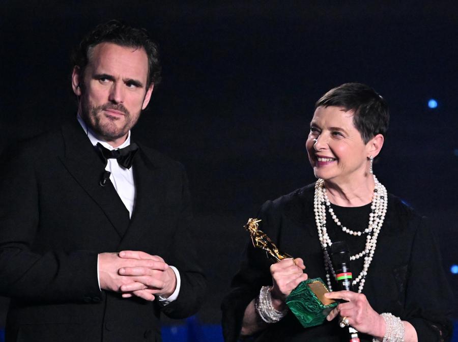 Isabella Rossellini riceve il David Speciale da Matt Dillon nel corso della cerimonia di conferimento del premio presso gli studi Rai di via Macherio a Roma, 10 maggio 2023. ANSA/CLAUDIO PERI