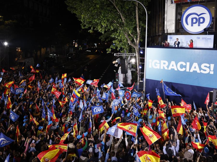  Il sindaco di Madrid e candidato alla rielezione Jose Luis Martinez-Almeida, il leader del PP Alberto Nunez Feijoo e la presidente regionale della Comunità di Madrid e candidata del PP alla rielezione Isabel Diaz Ayuso salutano i sostenitori dal balcone della sede del PP dopo la vittoria alle elezioni regionali e locali a Madrid del  28 maggio 2023. (Epa/Juanjo Martin)