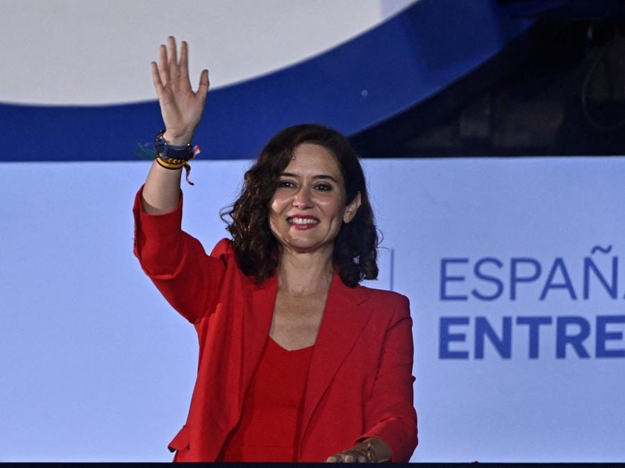 La candidata del Partito Popolare (PP) per la rielezione a presidente regionale, Isabel Diaz Ayuso, saluta la sede del partito a Madrid il 28 maggio 2023 dopo le elezioni locali e regionali tenutesi in Spagna.  (Foto di Javier Soriano / Afp)