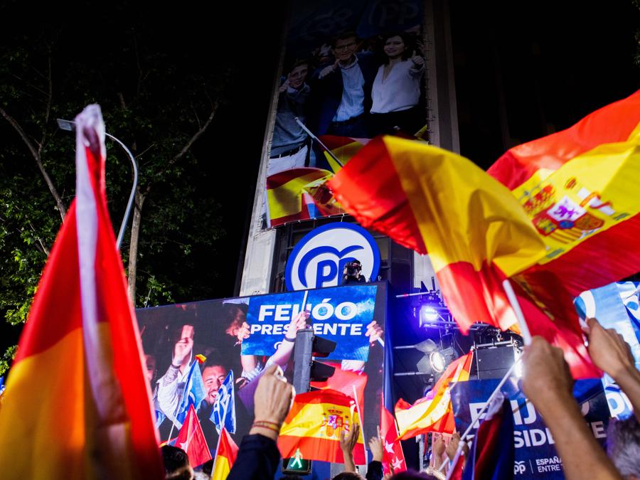 I candidati eletti Feijóo Ayuso Almeida escono dal balcone della sede del PP in Spagna per salutare e festeggiare con i cittadini (LaPresse)