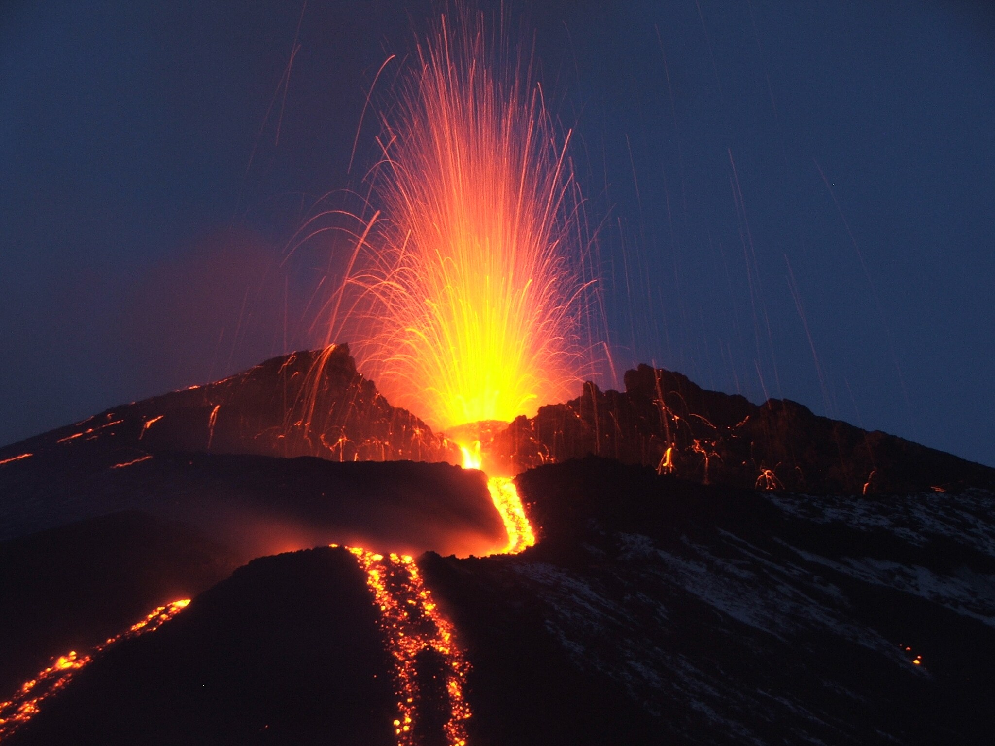 L'Etna erutta, chiuso l'aeroporto di Catania Il Sole 24 ORE