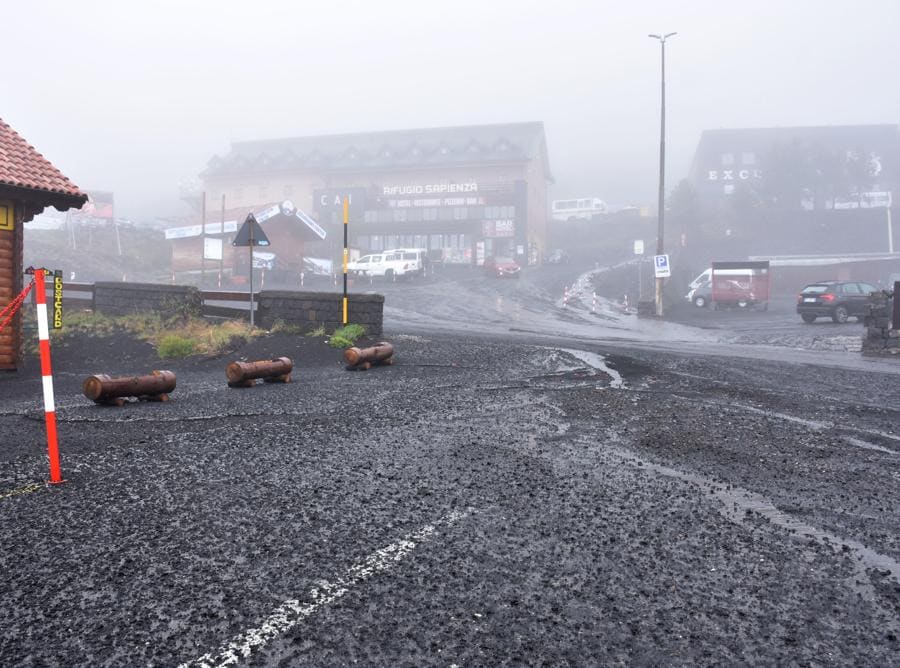 La ricaduta di copiosa cenere vulcanica a causa dell'attività eruttiva dell'Etna sul piazzale del Rifugio Sapienza, Nicolosi (Catania). (ANSA/ORIETTA SCARDINO)