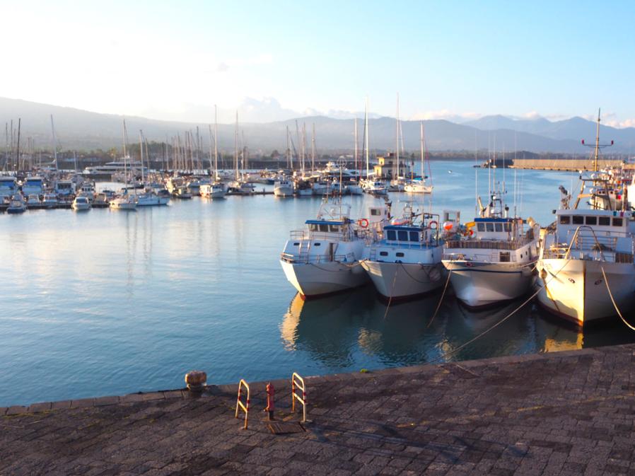 La marina di Riposto al tramonto