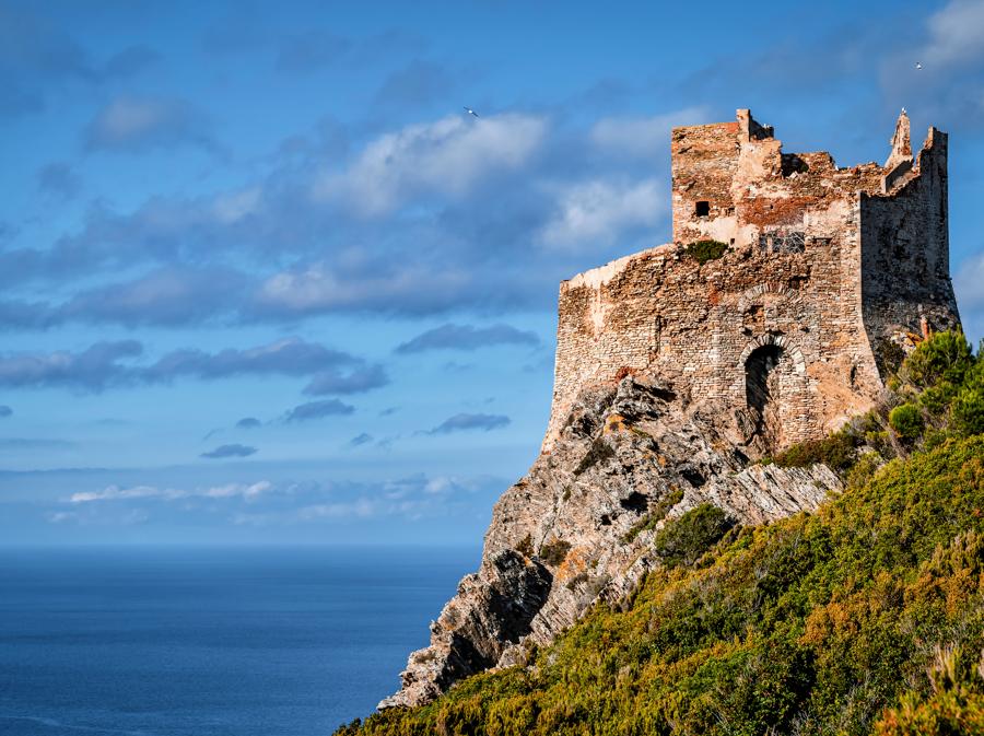 L’antica torre Torre Vecchia a picco sul mare, isola di Gorgona