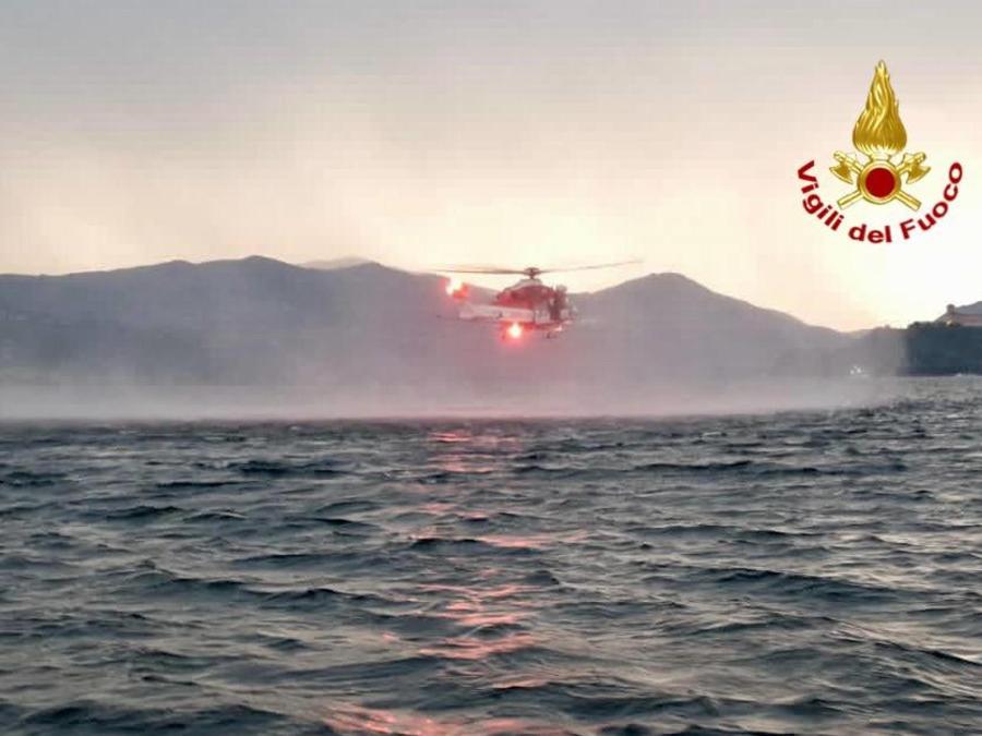 I vigili del fuoco cercano i dispersi del ribaltamento domenica 28 maggio di una house-boat, sul Lago Maggiore all'altezza di Sesto Calende (Varese) e Arona (Novara) con a bordo una ventina di persone in una foto diffusa dai vigili del fuoco il 28 maggio 2023. ANSA/US VIGILI DEL FUOCO +++ NO SALES, EDITORIAL USE ONLY +++ NPK +++