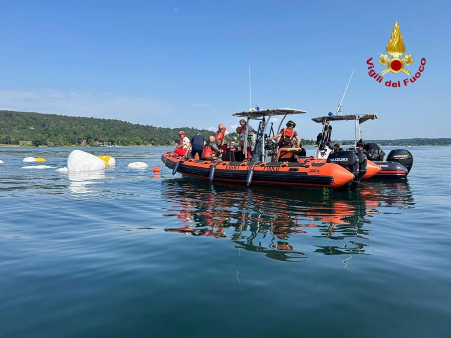 Sommozzatori dei vigili del fuoco in azione sul luogo dell'affondamento di una barca ne lago Maggiore, 29 Maggio 2023. ANSA/US VVFF